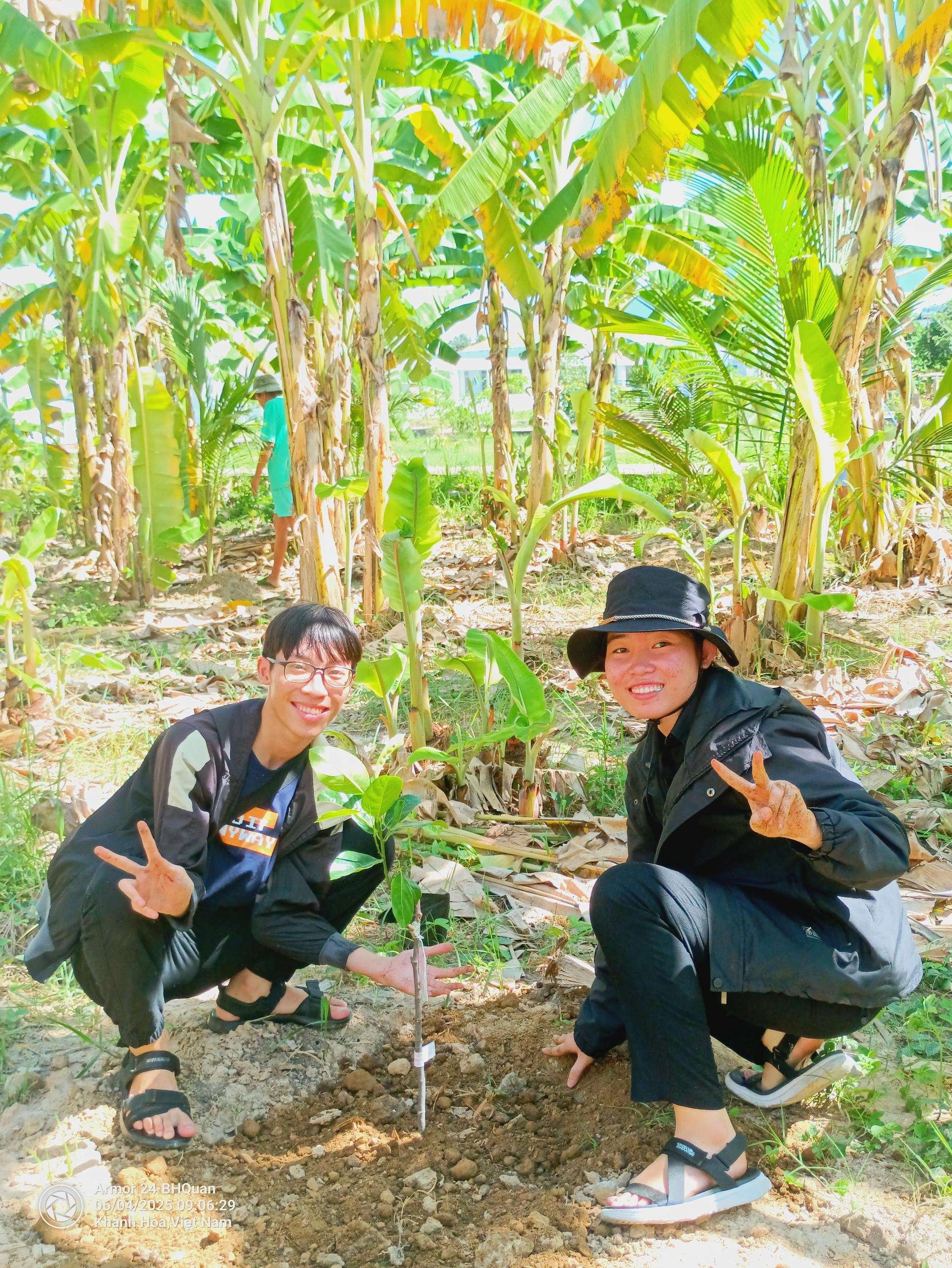 Sinh[-]viên[-]Trường[-]Đại[-]học[-]Công[-]nghiệp[-]TPHCM[-]cùng[-]doanh[-]nghiệp[-]trồng[-]cây[-]nhân[-]ngày[-]môi[-]trường[-]thế[-]giới